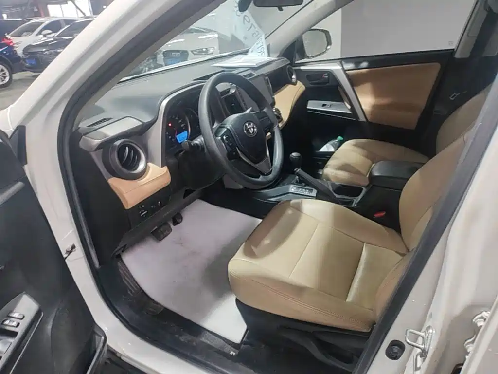 Toyota RAV4 2018 — фото 11