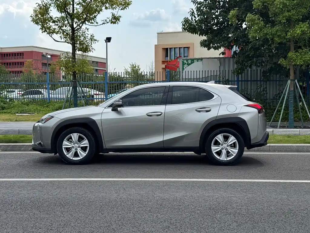 Lexus UX 2020 — фото 19