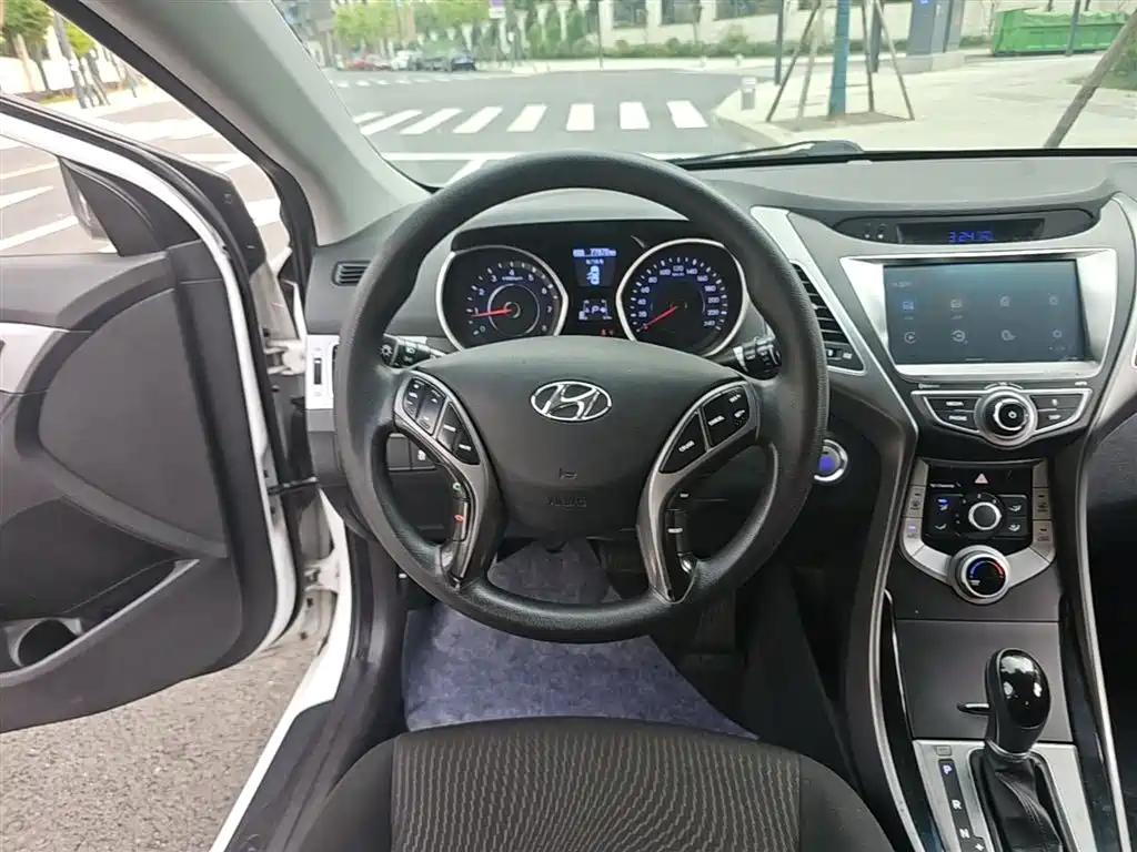Hyundai Elantra Langdong 2016 — фото 11