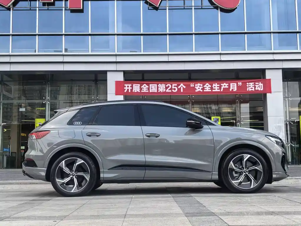 Audi Q4 e-tron 2023 — фото 4