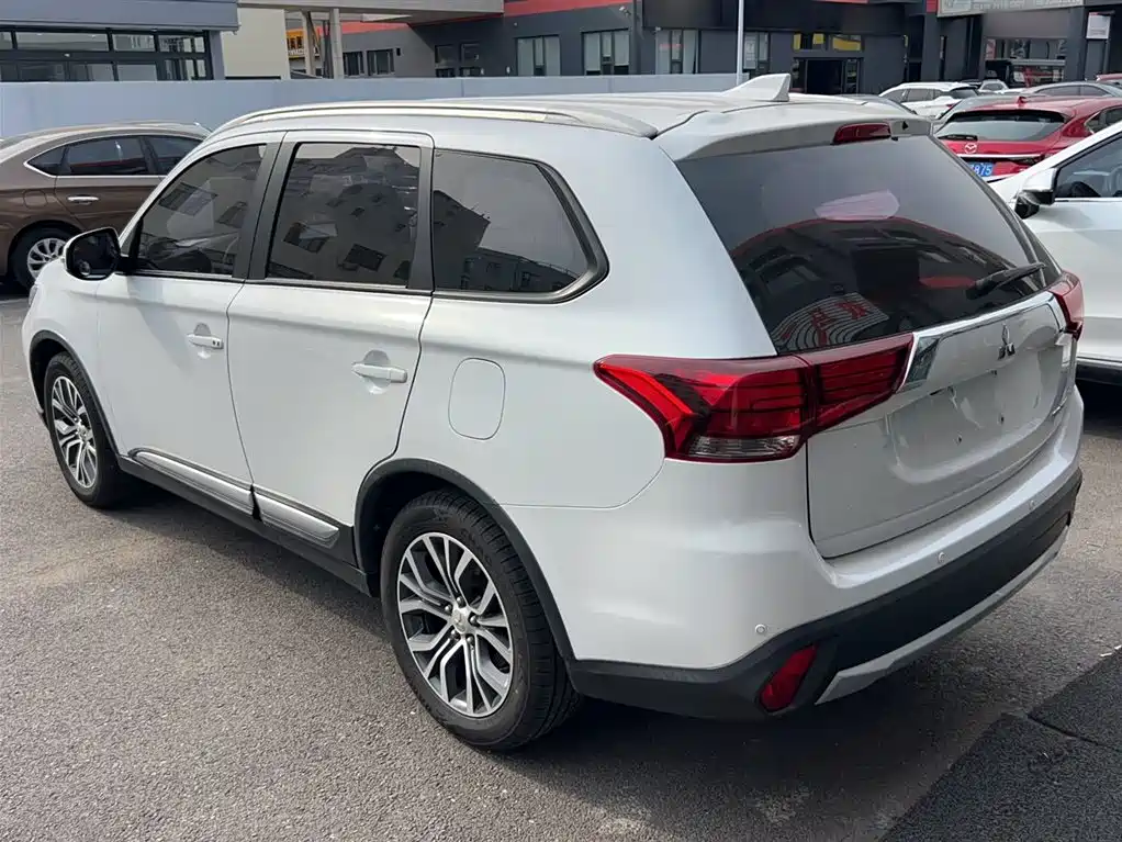 Mitsubishi Outlander 2018 — фото 14