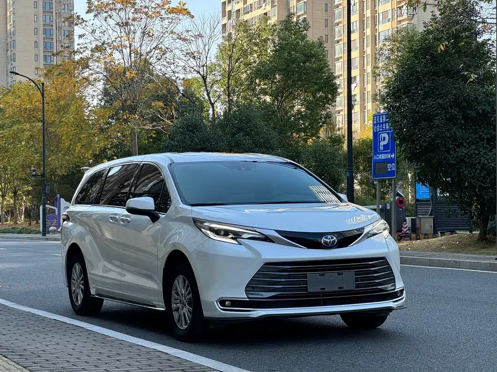 Toyota Sienna 2023 — фото 10