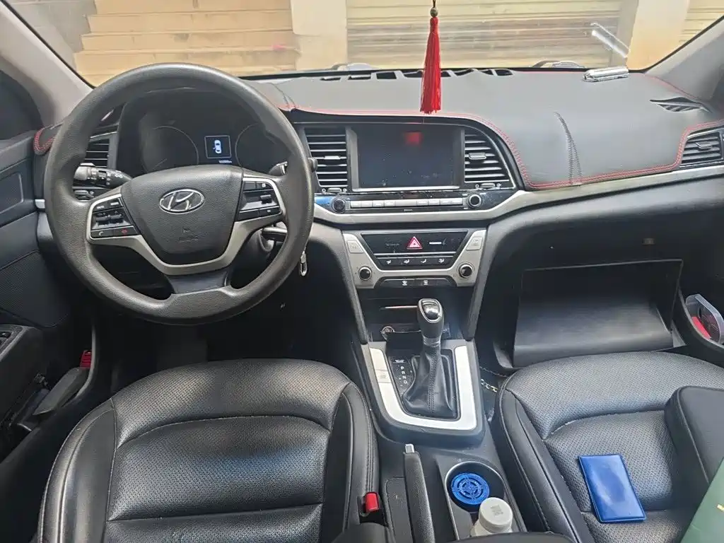 Hyundai Elantra 2018 — фото 13