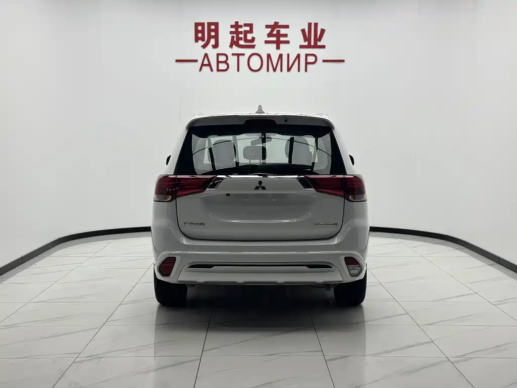 Mitsubishi Outlander 2023 — фото 10