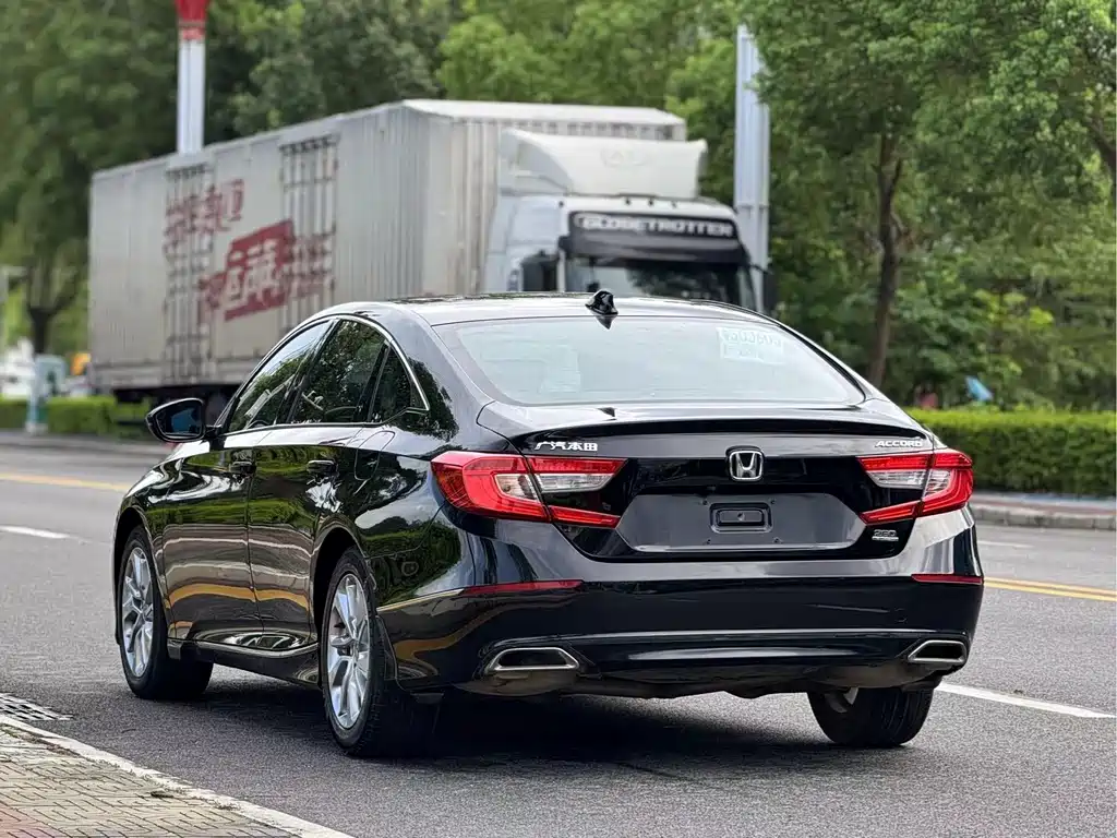 Honda Accord 2018 — фото 9