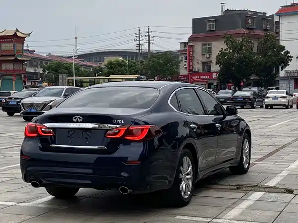 Infiniti Q70 2016