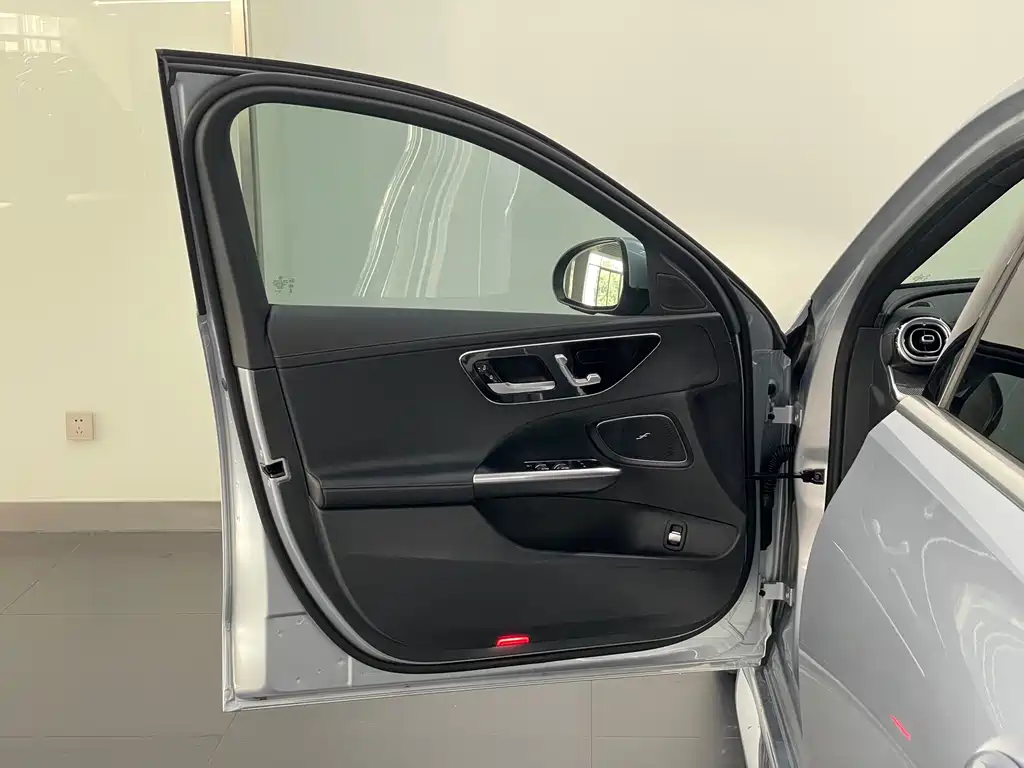 Mercedes-Benz C-Class 2023 — фото 20