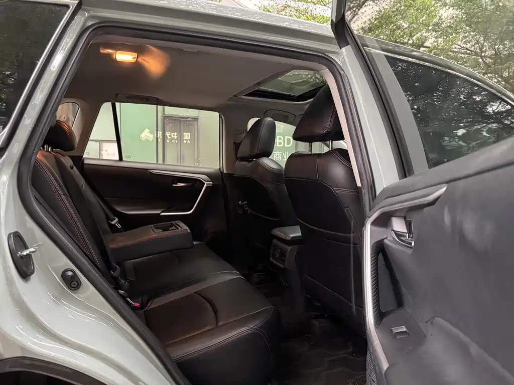 Toyota RAV4 2019 — фото 11