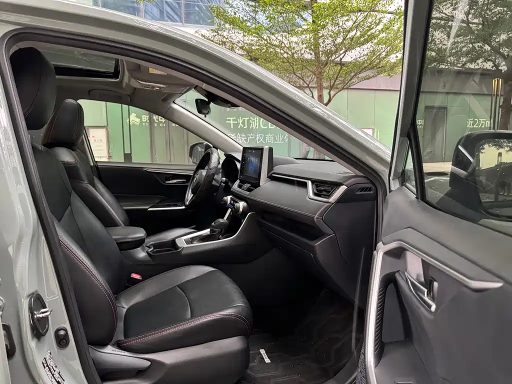 Toyota RAV4 2019 — фото 10