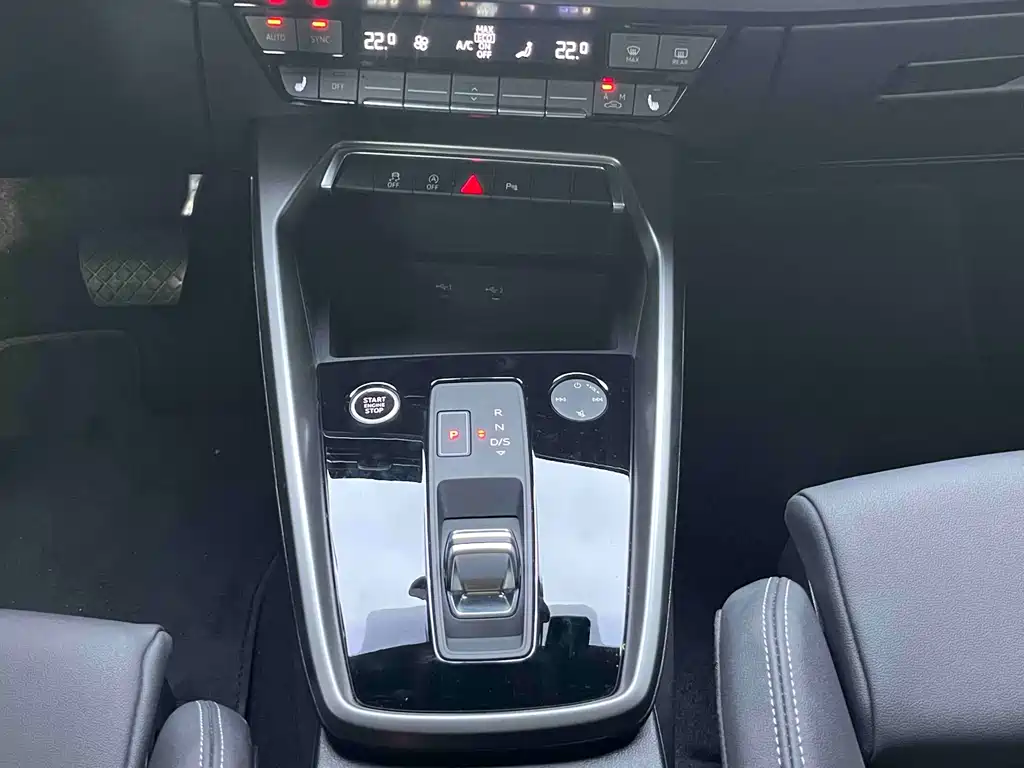 Audi A3 2023 — фото 17