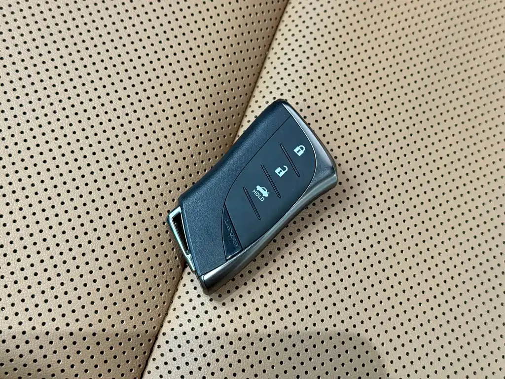 Lexus ES 2020 — фото 11