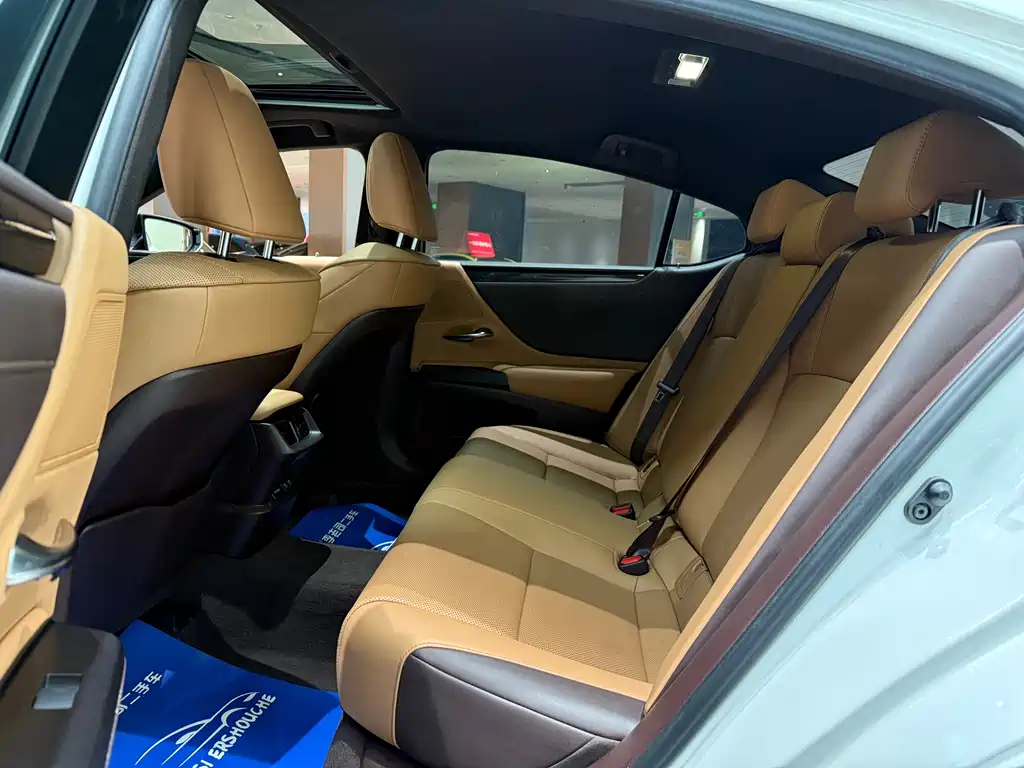 Lexus ES 2020 — фото 14