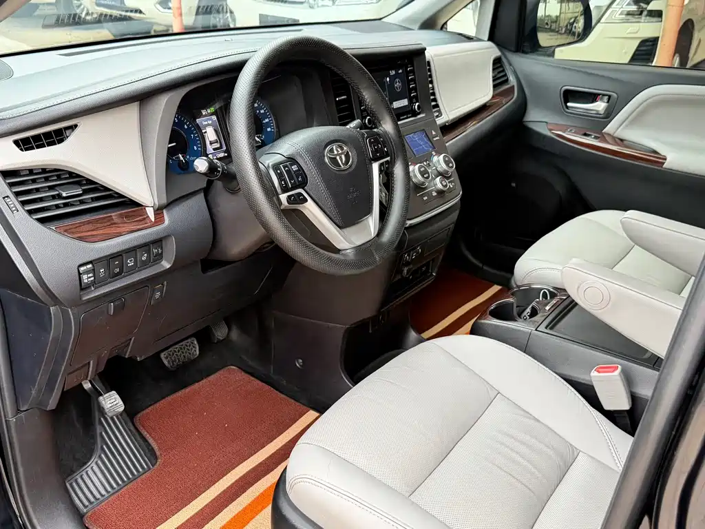 Toyota Sienna 2018 — фото 10