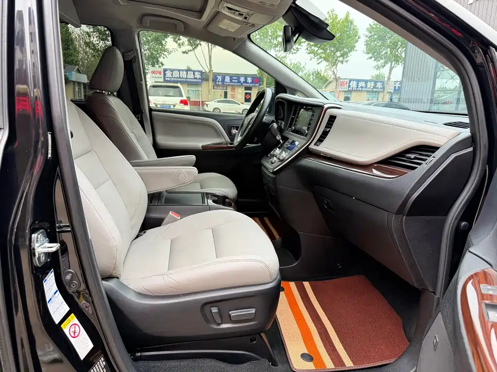 Toyota Sienna 2018 — фото 17