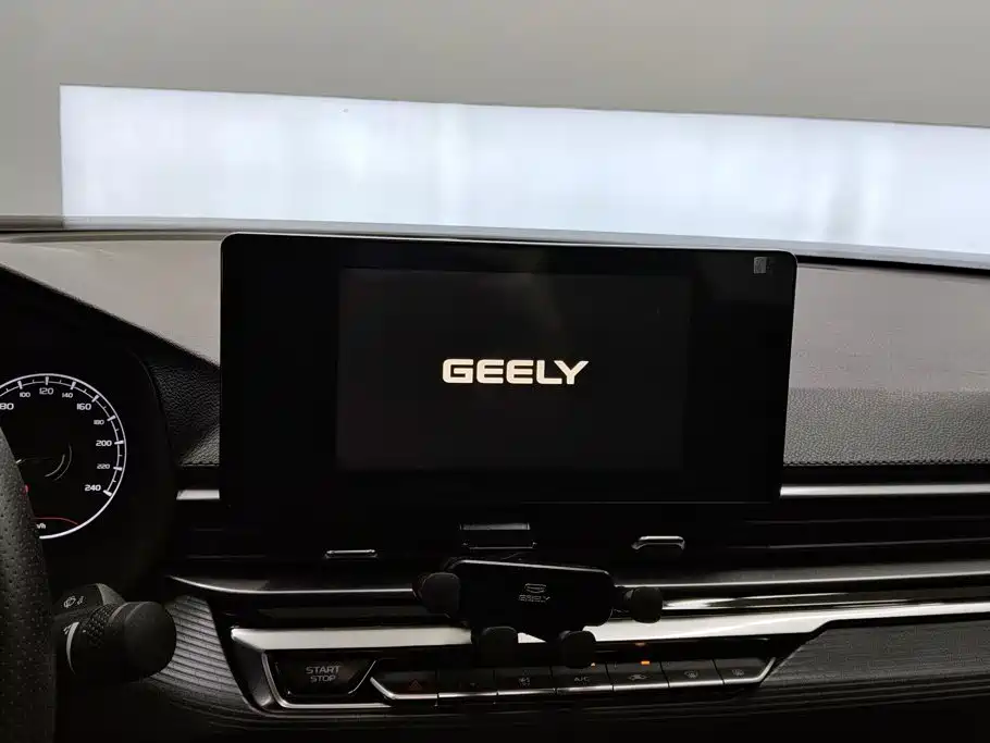Geely Emgrand 2023 — фото 13