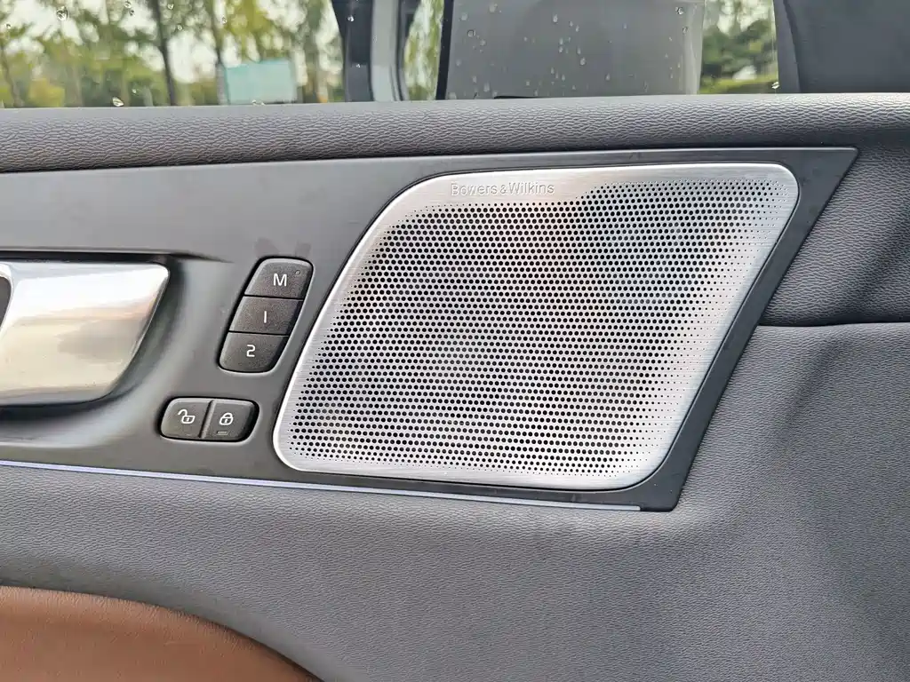 Volvo XC60 2023 — фото 15