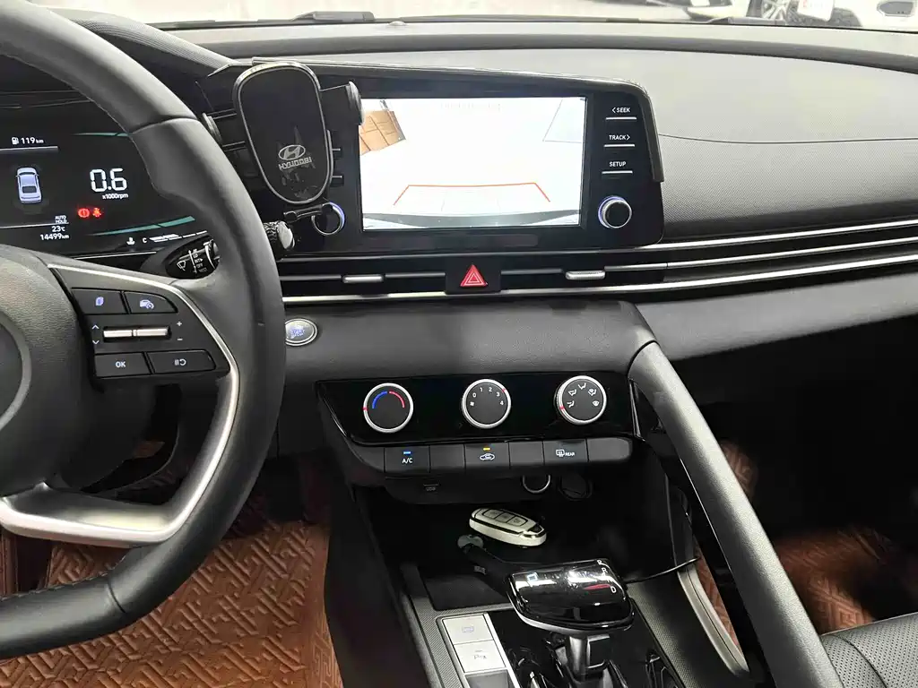 Hyundai Elantra 2023 — фото 11