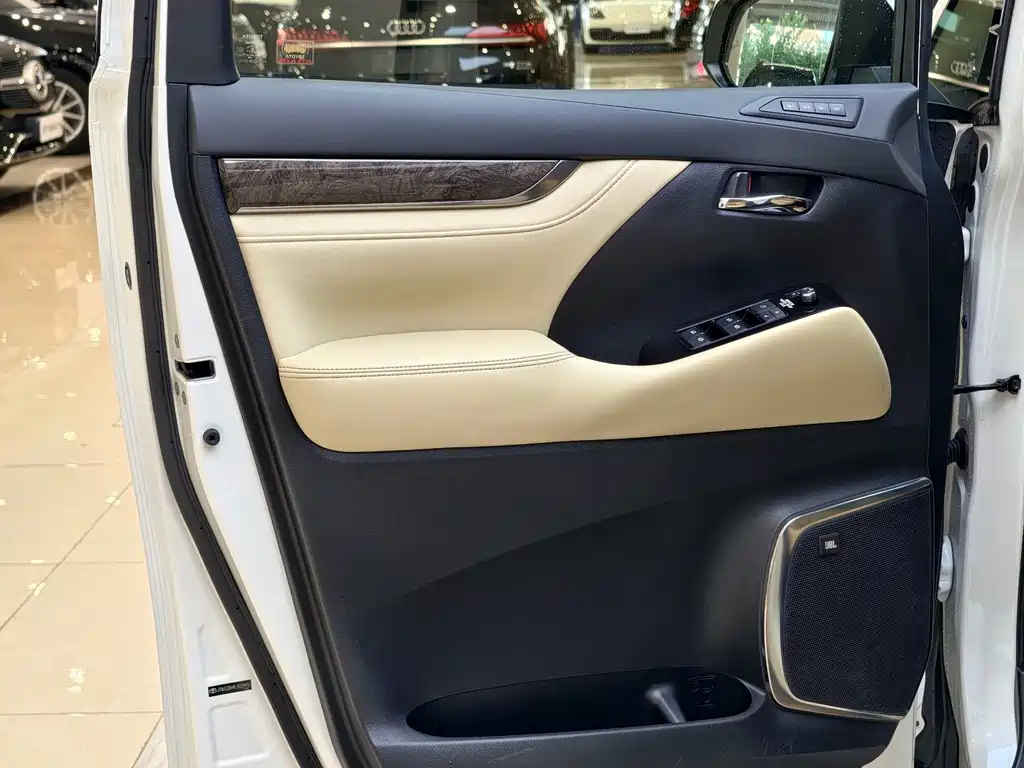 Toyota Alphard 2020 — фото 4