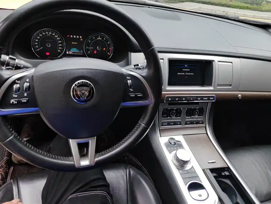 Jaguar XF 2015 — фото 12