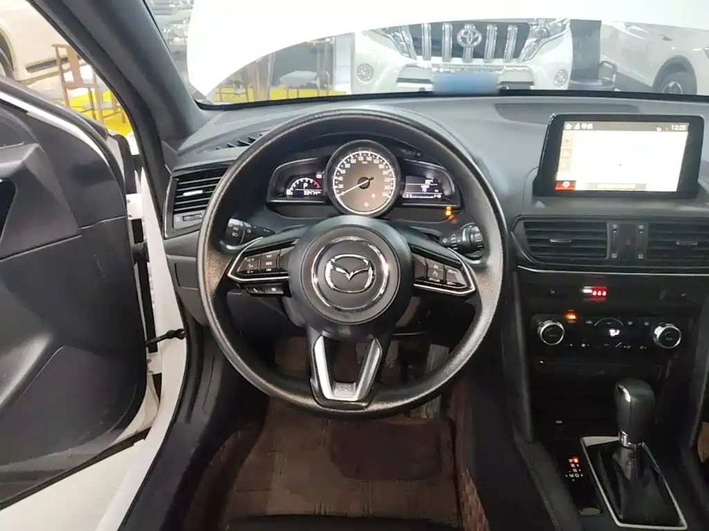Mazda CX-4 2023 — фото 11