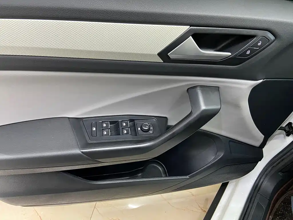 Volkswagen T-Roc 2023 — фото 15