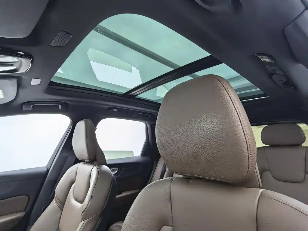 Volvo XC60 2023 — фото 17