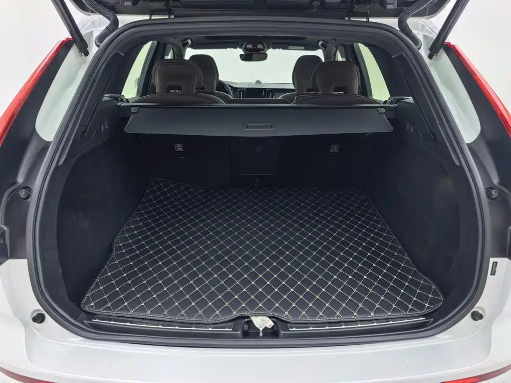 Volvo XC60 2023 — фото 28