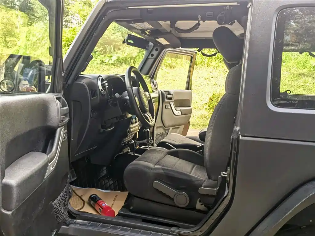 Jeep Wrangler 2011 — фото 9