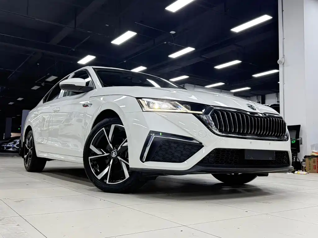 Skoda Octavia 2022 — фото 2