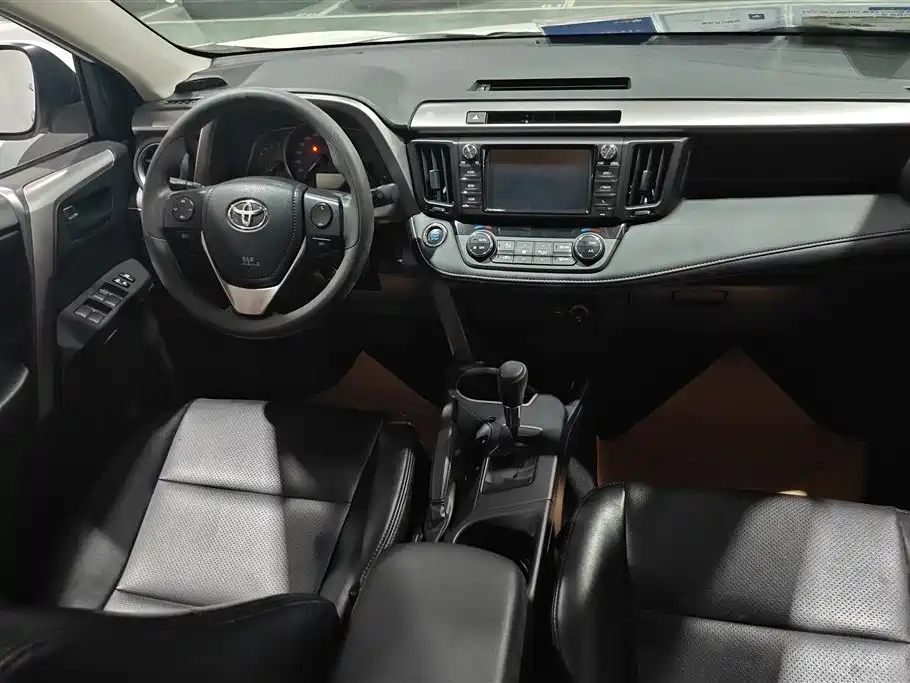 Toyota RAV4 2022 — фото 12