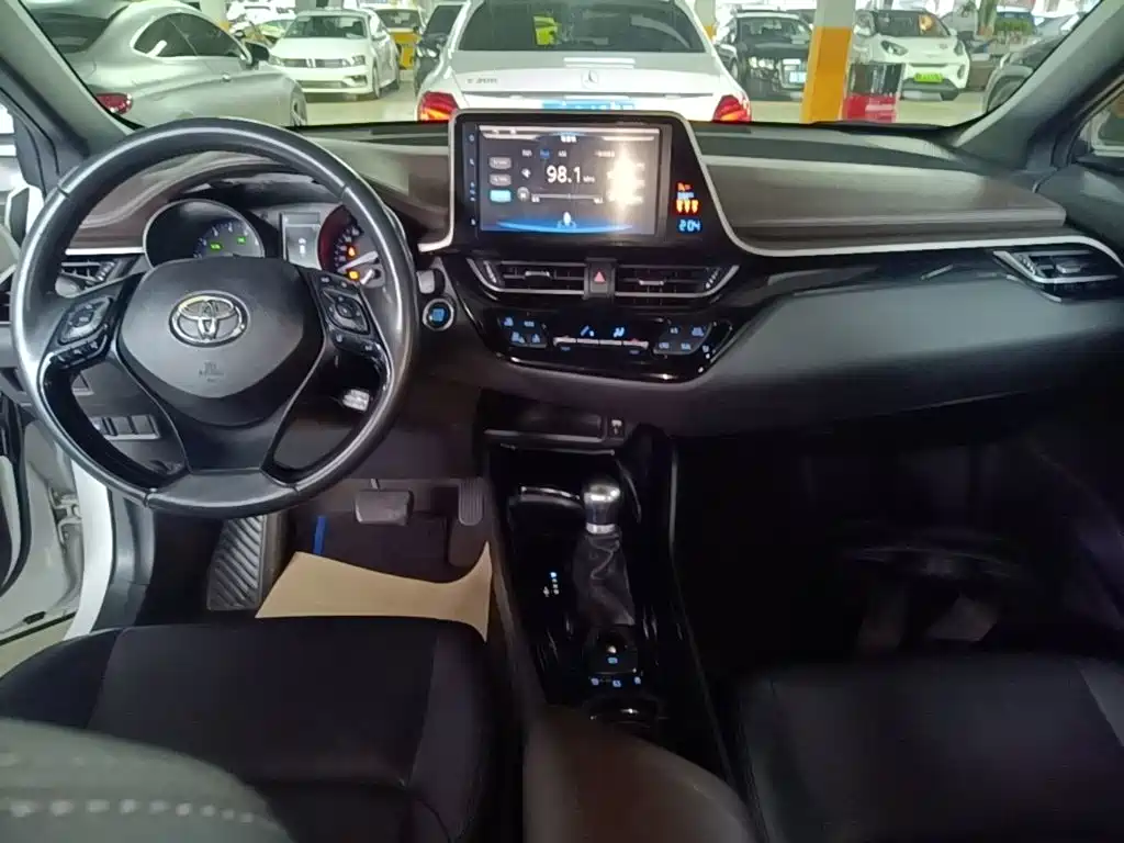 Toyota C-HR 2018 — фото 10