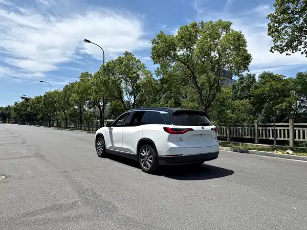 NIO ES8 2021