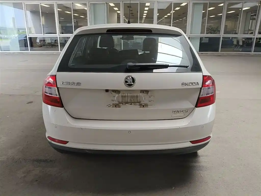 Skoda Rapid Spaceback 2015 — фото 10