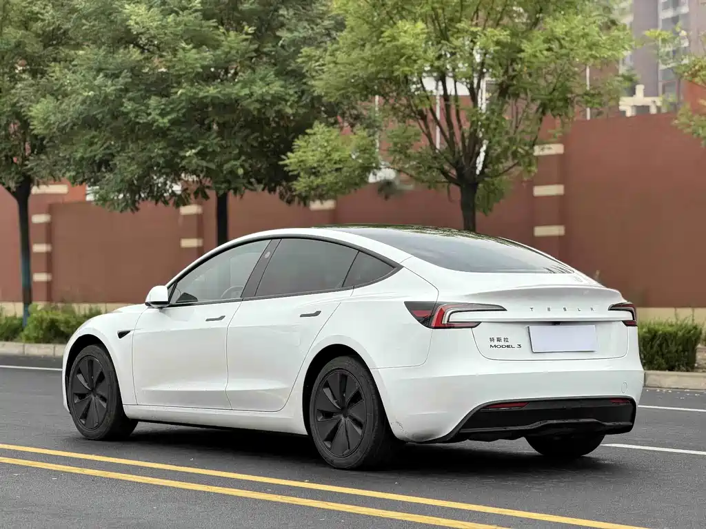 Tesla Model 3 2025 — фото 9