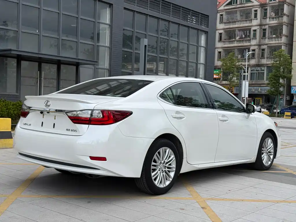 Lexus ES 2017 — фото 14