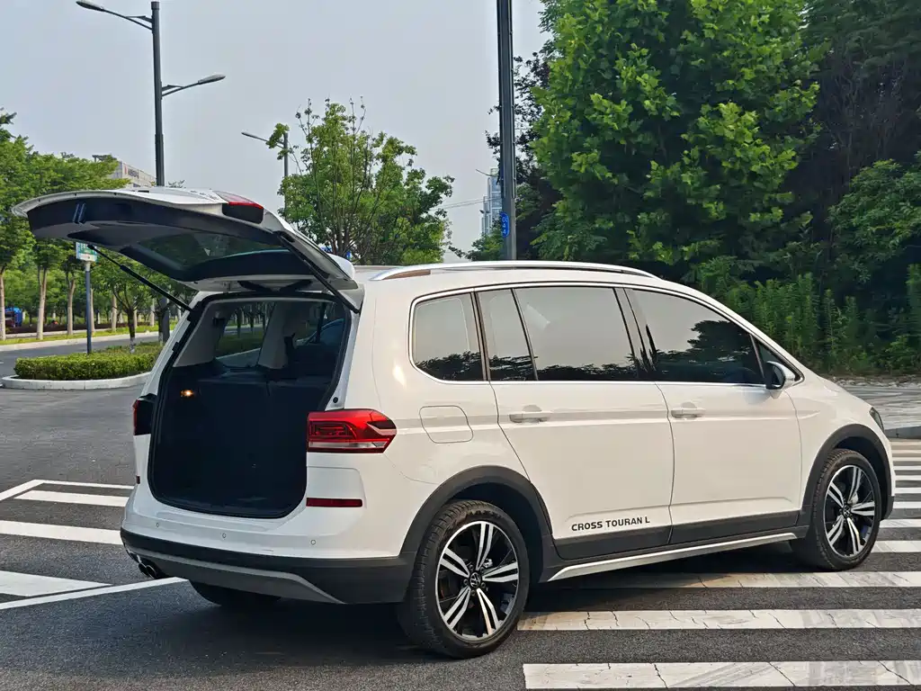 Volkswagen Touran 2023 — фото 29