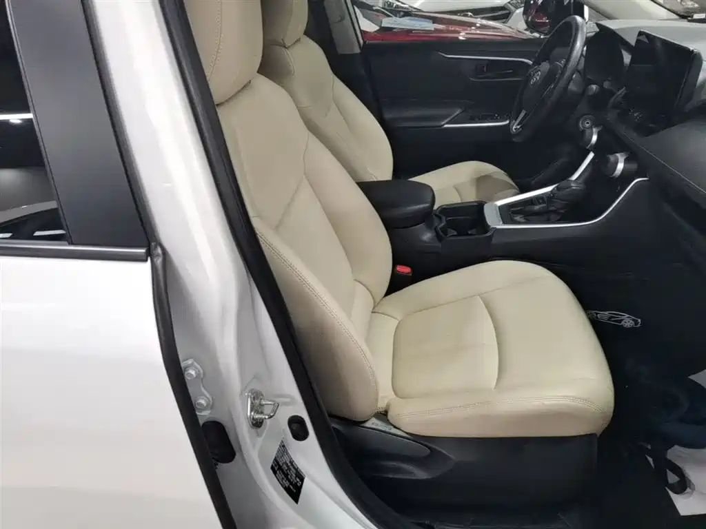 Toyota RAV4 2023 — фото 25