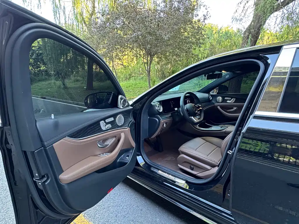 Mercedes-Benz E-Class 2023 — фото 10