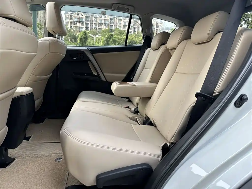 Toyota RAV4 2019 — фото 12
