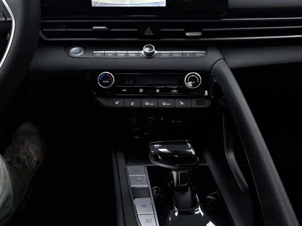 Hyundai Elantra 2023 — фото 9
