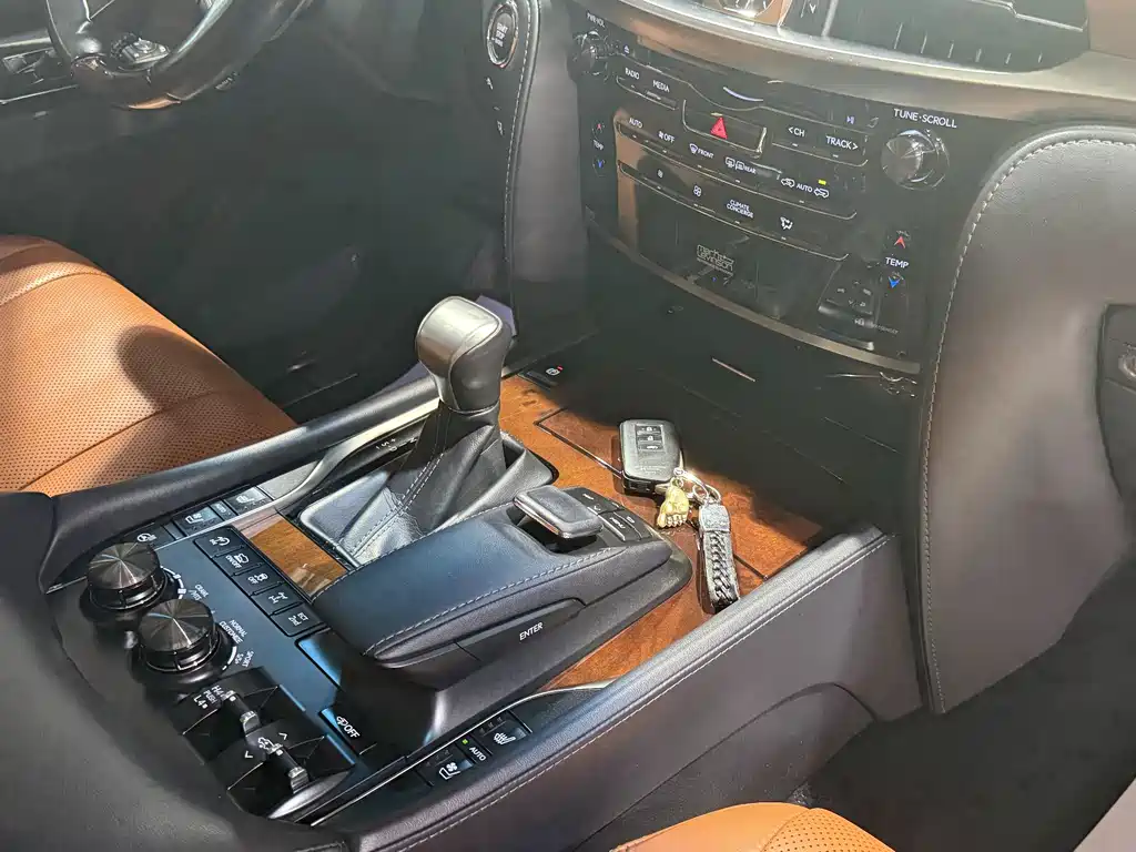 Lexus LX 2017 — фото 11