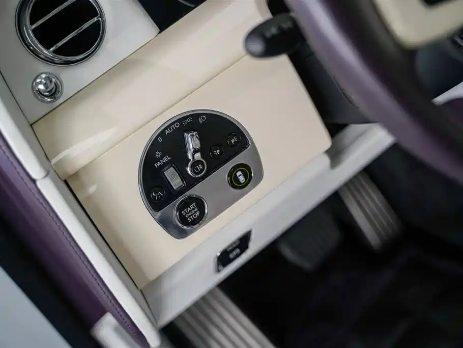 Rolls-Royce Phantom 2019 — фото 21