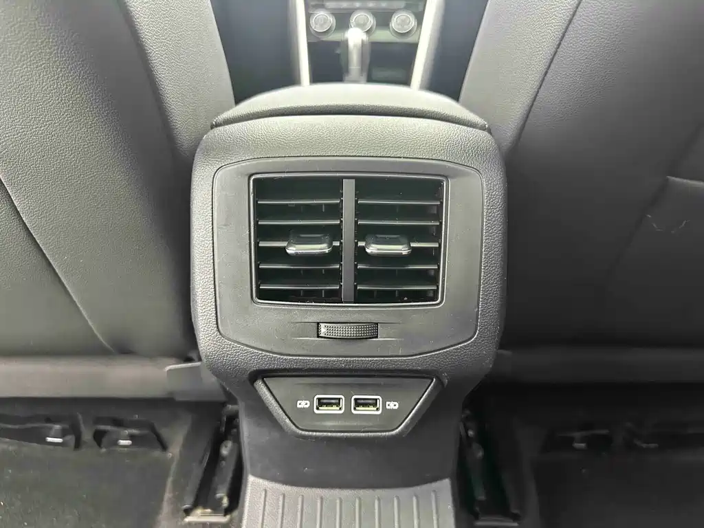 Volkswagen T-Roc 2023 — фото 11