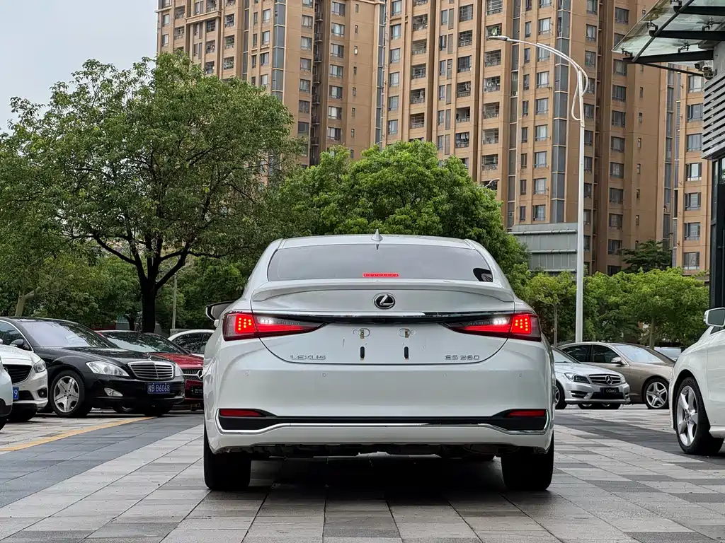 Lexus ES 2023