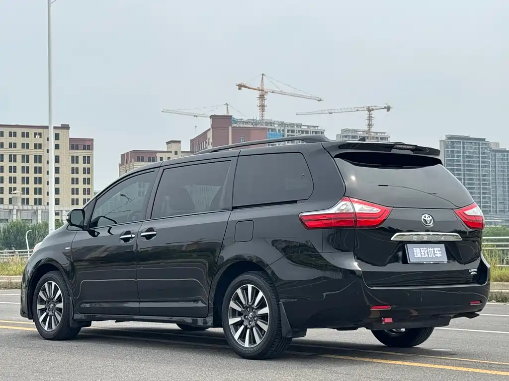 Toyota Sienna 2019 — фото 8