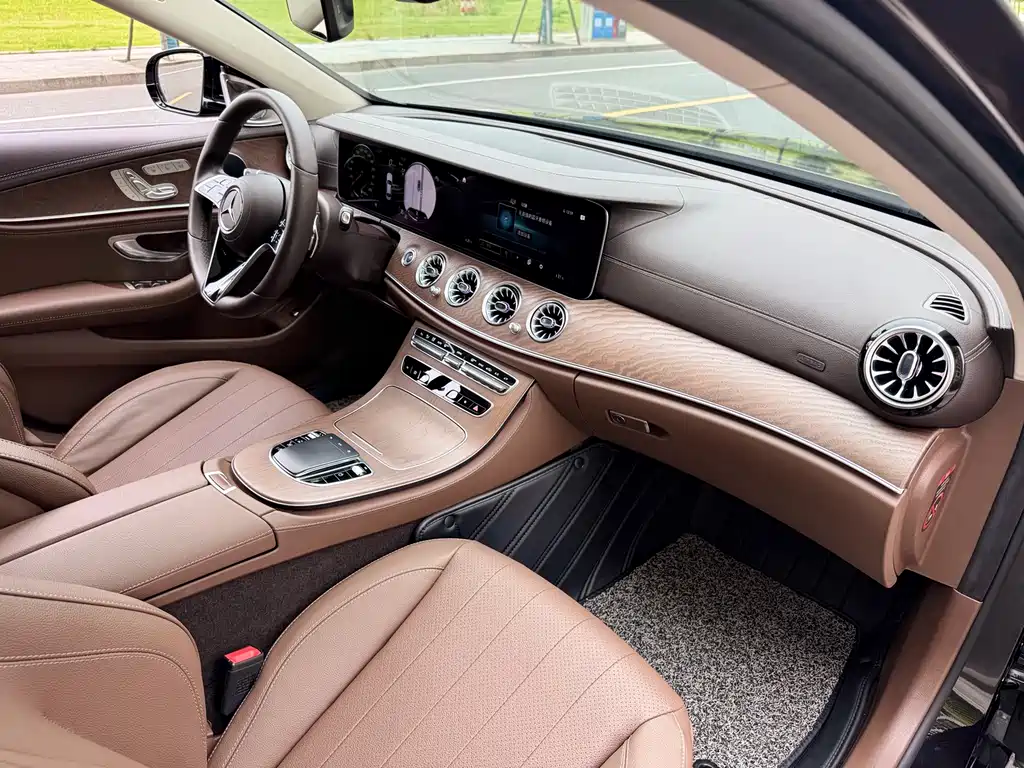 Mercedes-Benz E-Class 2023 — фото 12