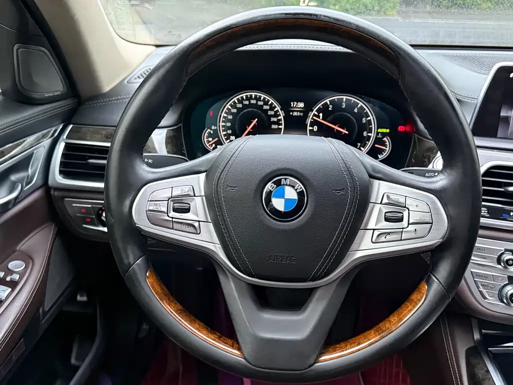 BMW 7 Series 2017 — фото 15