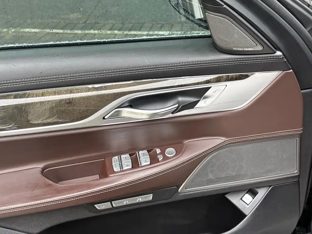 BMW 7 Series 2017 — фото 10
