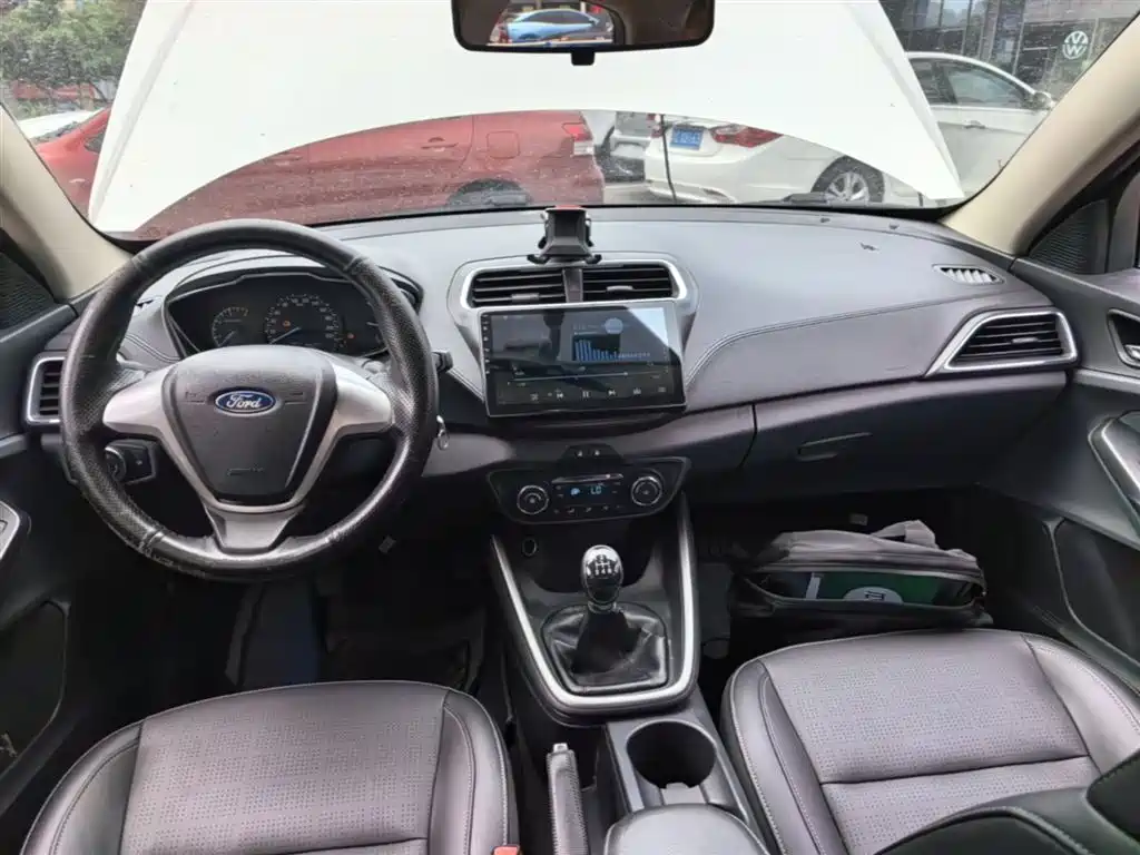 Ford Escort 2015 — фото 10