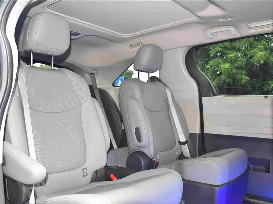 Toyota Granvia 2023 — фото 9
